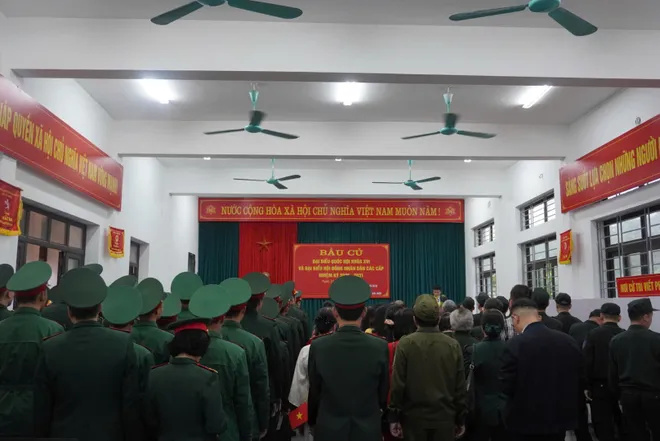 Cử tri xã Thanh Trì tích cực tham gia ngày hội toàn dân - Ảnh 11.