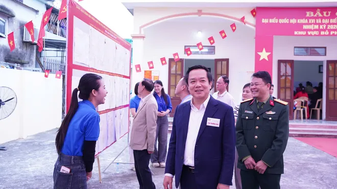 Cử tri Hưng Yên tích cực đi bầu, người cao tuổi và người khuyết tật vẫn trực tiếp bỏ phiếu - Ảnh 3.