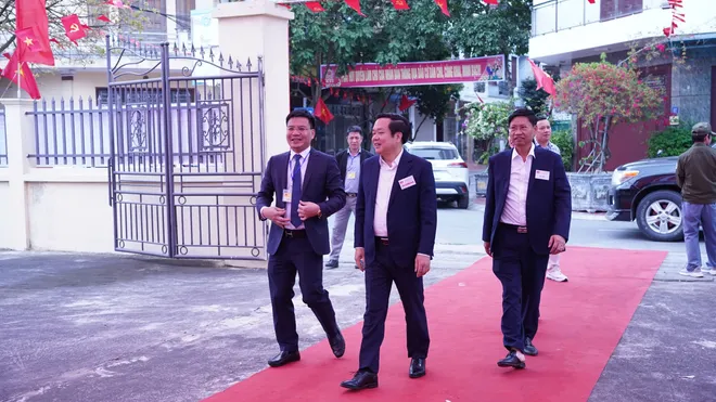 Cử tri Hưng Yên tích cực đi bầu, người cao tuổi và người khuyết tật vẫn trực tiếp bỏ phiếu - Ảnh 1.