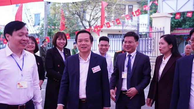 Cử tri Hưng Yên tích cực đi bầu, người cao tuổi và người khuyết tật vẫn trực tiếp bỏ phiếu - Ảnh 4.