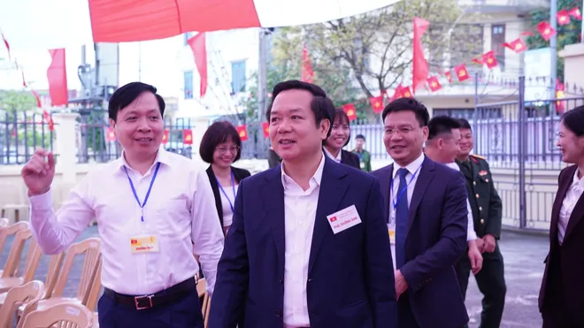 Cử tri Hưng Yên tích cực đi bầu, người cao tuổi và người khuyết tật vẫn trực tiếp bỏ phiếu - Ảnh 2.