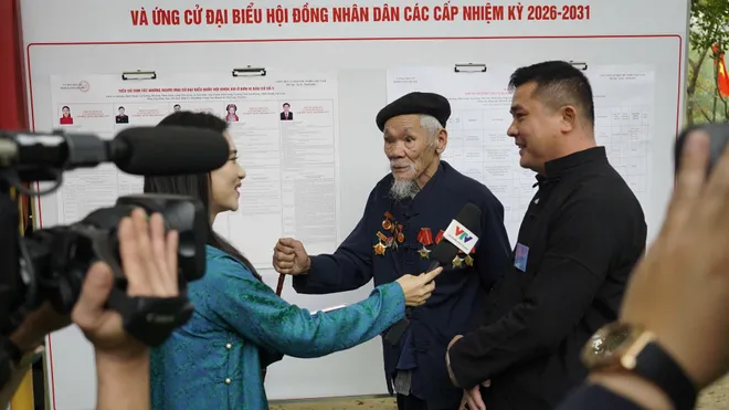 Cầu truyền h&igrave;nh "Ng&agrave;y hội non s&ocirc;ng" kết nối h&agrave;ng chục điểm cầu truyền tải kh&ocirc;ng kh&iacute; n&ocirc; nức, phấn khởi trong ng&agrave;y hội to&agrave;n d&acirc;n đi bầu cử.- Ảnh 13.