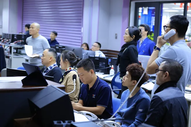 Cầu truyền h&igrave;nh "Ng&agrave;y hội non s&ocirc;ng" kết nối h&agrave;ng chục điểm cầu truyền tải kh&ocirc;ng kh&iacute; n&ocirc; nức, phấn khởi trong ng&agrave;y hội to&agrave;n d&acirc;n đi bầu cử.- Ảnh 3.