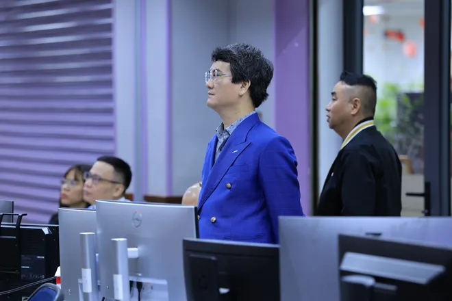 Cầu truyền h&igrave;nh "Ng&agrave;y hội non s&ocirc;ng" kết nối h&agrave;ng chục điểm cầu truyền tải kh&ocirc;ng kh&iacute; n&ocirc; nức, phấn khởi trong ng&agrave;y hội to&agrave;n d&acirc;n đi bầu cử.- Ảnh 5.