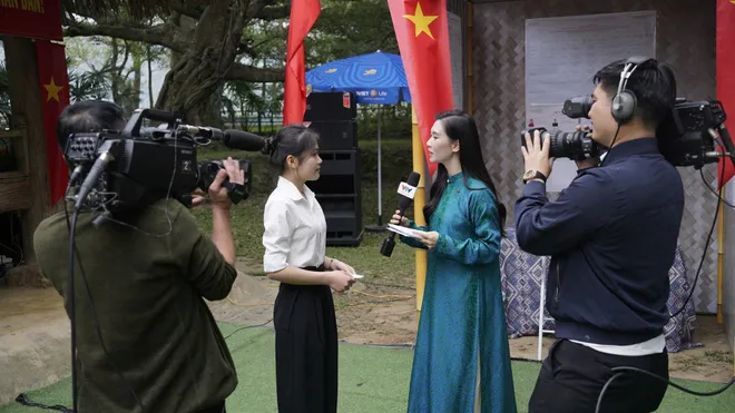 Cầu truyền h&igrave;nh "Ng&agrave;y hội non s&ocirc;ng" kết nối h&agrave;ng chục điểm cầu truyền tải kh&ocirc;ng kh&iacute; n&ocirc; nức, phấn khởi trong ng&agrave;y hội to&agrave;n d&acirc;n đi bầu cử.- Ảnh 14.