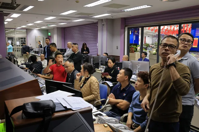 Cầu truyền h&igrave;nh "Ng&agrave;y hội non s&ocirc;ng" kết nối h&agrave;ng chục điểm cầu truyền tải kh&ocirc;ng kh&iacute; n&ocirc; nức, phấn khởi trong ng&agrave;y hội to&agrave;n d&acirc;n đi bầu cử.- Ảnh 4.