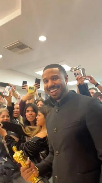Michael B. Jordan đến cửa h&agrave;ng b&aacute;nh m&igrave; kẹp thịt sau khi nhận tượng v&agrave;ng Oscar - Ảnh 1.