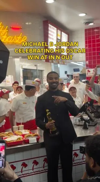 Michael B. Jordan đến cửa h&agrave;ng b&aacute;nh m&igrave; kẹp thịt sau khi nhận tượng v&agrave;ng Oscar - Ảnh 2.