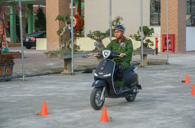 H&agrave; Nội đẩy mạnh tuy&ecirc;n truyền ph&aacute;p luật, hướng dẫn l&aacute;i xe an to&agrave;n đối với học sinh - Ảnh 4.