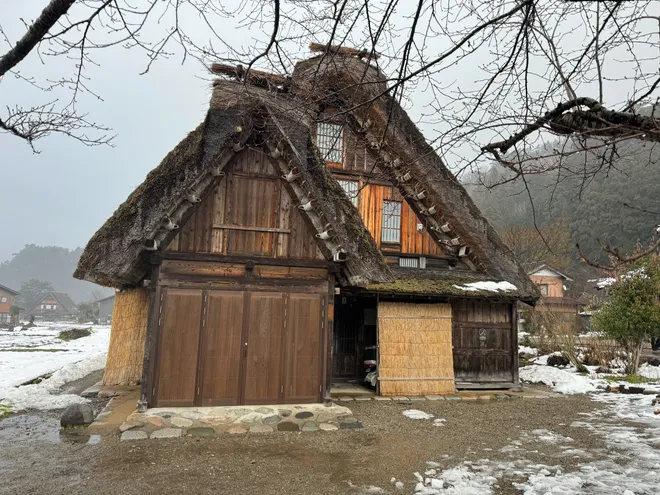 Kh&aacute;m ph&aacute; Shirakawa-go: Di sản sống giữa l&ograve;ng thung lũng sương m&ugrave;- Ảnh 2.