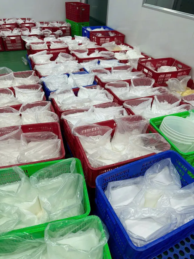 V&eacute;n m&agrave;n &ldquo;c&ocirc;ng xưởng kem trộn&rdquo; mỹ phẩm giả ở TP Hồ Ch&iacute; Minh- Ảnh 7.