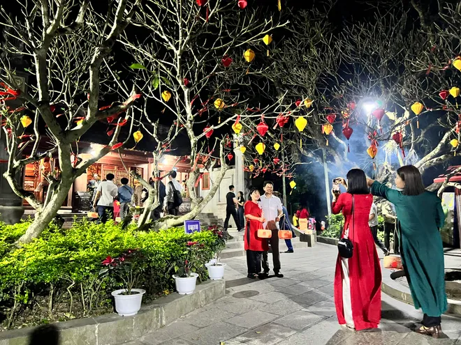 Ph&uacute; Thọ: Trải nghiệm linh thi&ecirc;ng tour đ&ecirc;m &ldquo;Đền H&ugrave;ng lung linh nguồn cội&rdquo; - Ảnh 9.