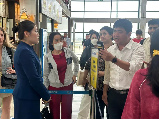 H&agrave;ng trăm h&agrave;nh kh&aacute;ch của Vietravel Airlines chịu cảnh "vật vờ" tại s&acirc;n bay- Ảnh 1.