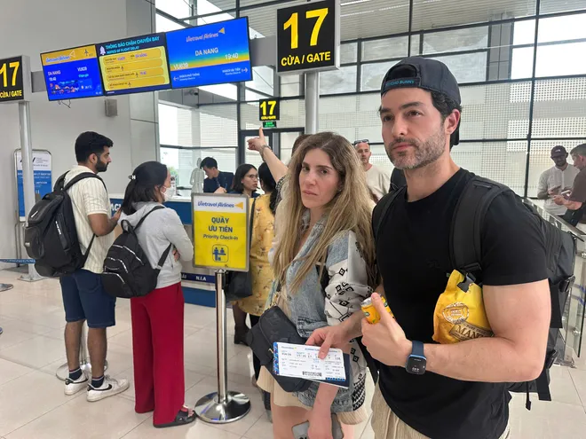 H&agrave;ng trăm h&agrave;nh kh&aacute;ch của Vietravel Airlines chịu cảnh "vật vờ" tại s&acirc;n bay- Ảnh 2.