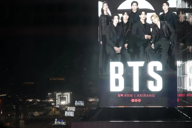 Sự trở lại của BTS nhận được sự cổ vũ nồng nhiệt từ người h&acirc;m mộ tr&ecirc;n to&agrave;n thế giới- Ảnh 4.