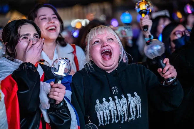 Sự trở lại của BTS nhận được sự cổ vũ nồng nhiệt từ người h&acirc;m mộ tr&ecirc;n to&agrave;n thế giới- Ảnh 12.
