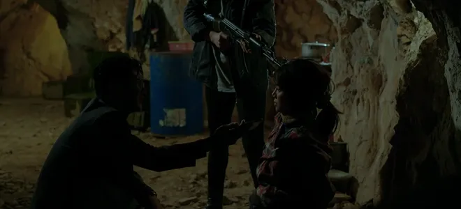 Kh&ocirc;ng giới hạn - Tập 31: H&agrave;ng loạt phụ nữ bị bắt l&agrave;m con tin, Phương Trang lộ bộ mặt t&agrave;n &aacute;c - Ảnh 12.