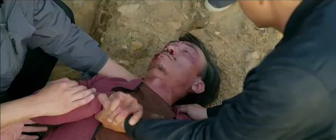 Kh&ocirc;ng giới hạn - Tập 31: H&agrave;ng loạt phụ nữ bị bắt l&agrave;m con tin, Phương Trang lộ bộ mặt t&agrave;n &aacute;c - Ảnh 7.