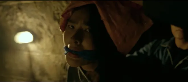 Kh&ocirc;ng giới hạn - Tập 31: H&agrave;ng loạt phụ nữ bị bắt l&agrave;m con tin, Phương Trang lộ bộ mặt t&agrave;n &aacute;c - Ảnh 11.