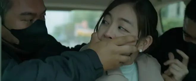 Kh&ocirc;ng giới hạn - Tập 31: H&agrave;ng loạt phụ nữ bị bắt l&agrave;m con tin, Phương Trang lộ bộ mặt t&agrave;n &aacute;c - Ảnh 14.