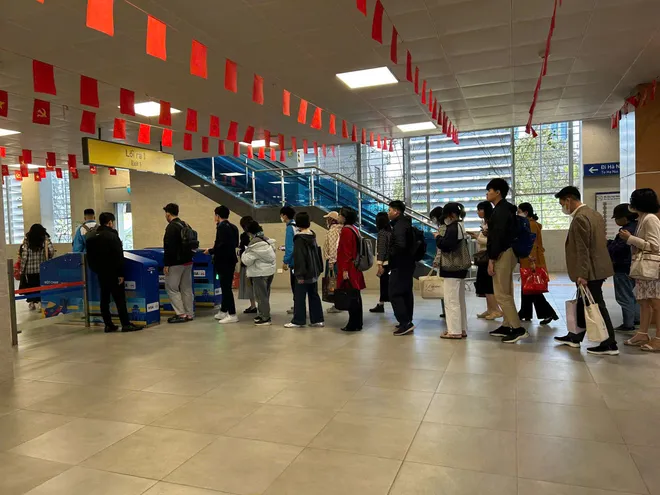 Biến động gi&aacute; xăng dầu, nhiều người thay đổi th&oacute;i quen đi lại - Ảnh 3.