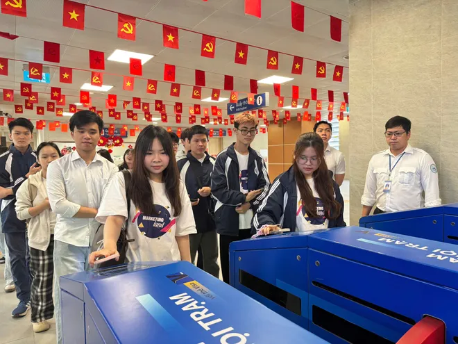 Biến động gi&aacute; xăng dầu, nhiều người thay đổi th&oacute;i quen đi lại - Ảnh 2.