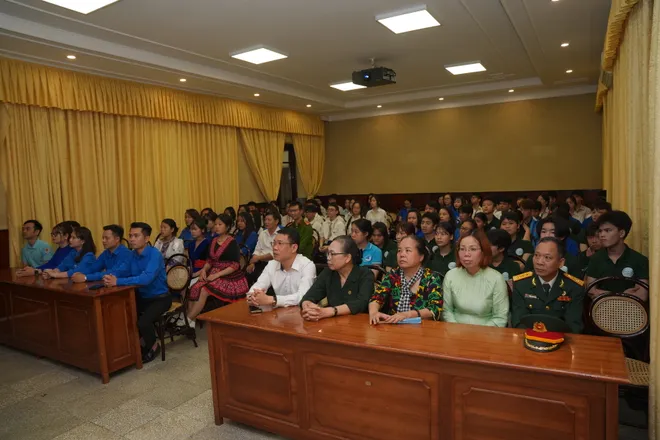 Thắp s&aacute;ng kh&aacute;t vọng tuổi trẻ b&ecirc;n Lăng B&aacute;c - Ảnh 10.