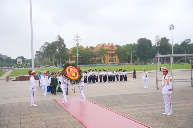 Thắp s&aacute;ng kh&aacute;t vọng tuổi trẻ b&ecirc;n Lăng B&aacute;c - Ảnh 2.