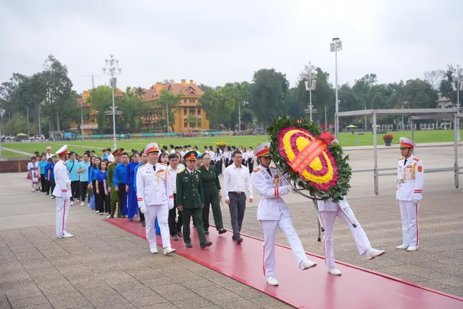 Thắp s&aacute;ng kh&aacute;t vọng tuổi trẻ b&ecirc;n Lăng B&aacute;c - Ảnh 1.