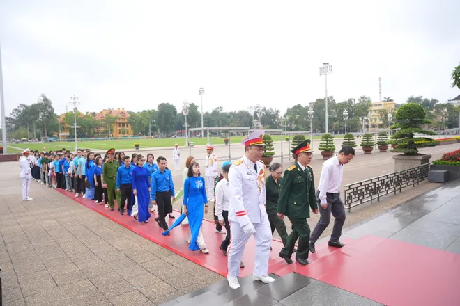 Thắp s&aacute;ng kh&aacute;t vọng tuổi trẻ b&ecirc;n Lăng B&aacute;c - Ảnh 4.