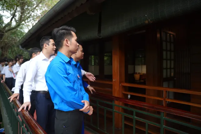 Thắp s&aacute;ng kh&aacute;t vọng tuổi trẻ b&ecirc;n Lăng B&aacute;c - Ảnh 14.