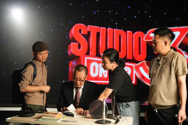 Nh&agrave; b&aacute;o Lại Văn S&acirc;m: "May qu&aacute; t&ocirc;i đ&atilde; về hưu! Xem VTV3 b&acirc;y giờ t&ocirc;i cảm thấy ch&oacute;ng mặt" - Ảnh 2.