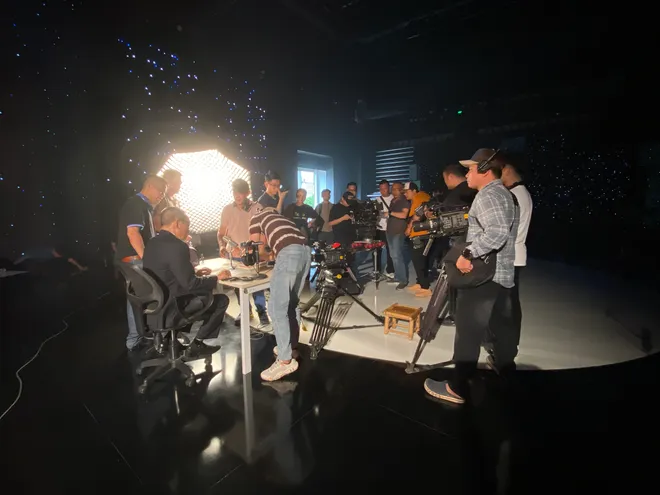 Nh&agrave; b&aacute;o Lại Văn S&acirc;m ghi h&igrave;nh chương tr&igrave;nh đặc biệt kỷ niệm VTV3 tr&ograve;n 30 tuổi - Ảnh 4.