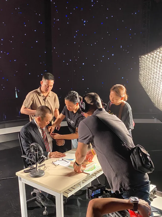 Nh&agrave; b&aacute;o Lại Văn S&acirc;m ghi h&igrave;nh chương tr&igrave;nh đặc biệt kỷ niệm VTV3 tr&ograve;n 30 tuổi - Ảnh 1.