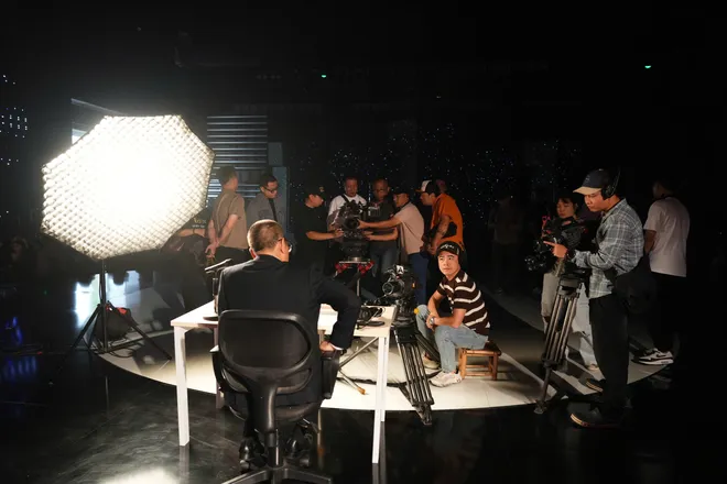 Nh&agrave; b&aacute;o Lại Văn S&acirc;m: "May qu&aacute; t&ocirc;i đ&atilde; về hưu! Xem VTV3 b&acirc;y giờ t&ocirc;i cảm thấy ch&oacute;ng mặt" - Ảnh 4.