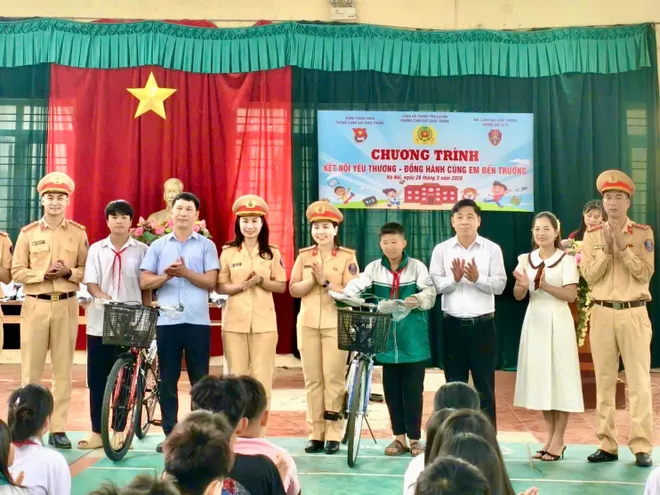 Tuổi trẻ CSGT Thủ đô phổ biến kiến thức an toàn giao thông đến học sinh dân tộc Dao tại Ba Vì - Ảnh 4.