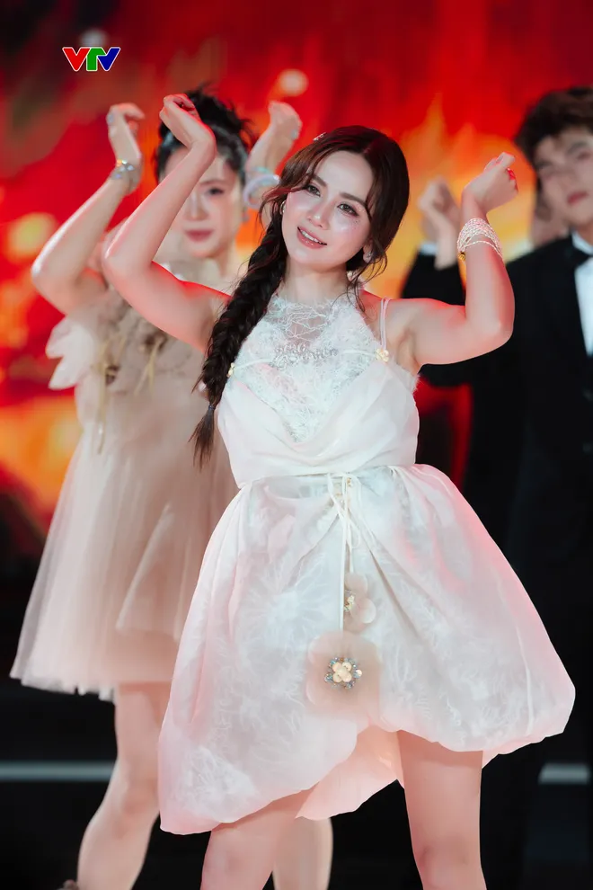Dàn diễn viên phim VTV xinh như búp bê khoe vũ đạo cuốn hút- Ảnh 14. Dàn diễn viên phim VTV xinh như búp bê khoe vũ đạo cuốn hút- Ảnh 14.