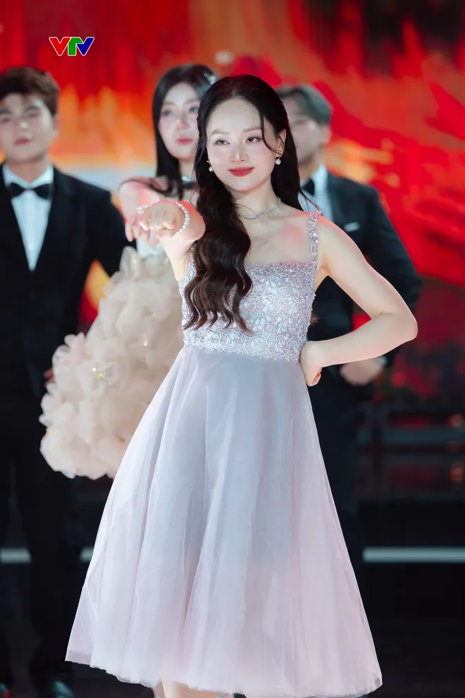 Dàn diễn viên phim VTV xinh như búp bê khoe vũ đạo cuốn hút- Ảnh 13. Dàn diễn viên phim VTV xinh như búp bê khoe vũ đạo cuốn hút- Ảnh 13.