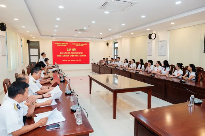 Đặc sắc đ&ecirc;m giao lưu nghệ thuật &ldquo;Nghệ sĩ v&igrave; biển, đảo qu&ecirc; hương&rdquo; tại V&ugrave;ng 2 Hải qu&acirc;n - Ảnh 5.