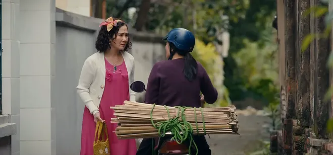 Ngược đường ngược nắng - Tập 1: Mai vừa về qu&ecirc; đ&atilde; gặp rắc rối với "oan gia" của gia đ&igrave;nh- Ảnh 6.