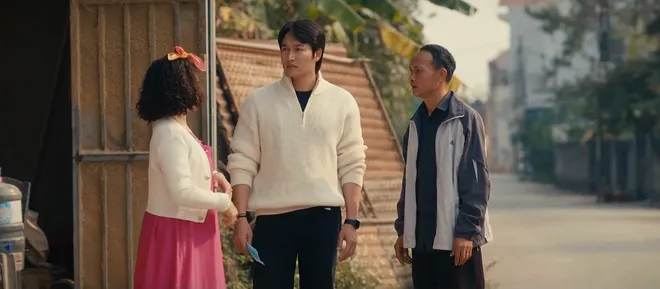 Ngược đường ngược nắng - Tập 1: Mai vừa về qu&ecirc; đ&atilde; gặp rắc rối với "oan gia" của gia đ&igrave;nh- Ảnh 11.