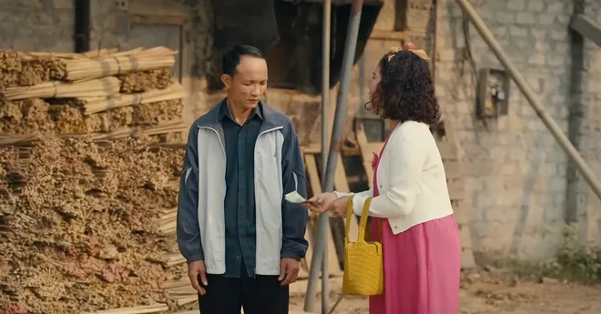 Ngược đường ngược nắng - Tập 1: Mai vừa về qu&ecirc; đ&atilde; gặp rắc rối với "oan gia" của gia đ&igrave;nh- Ảnh 13.