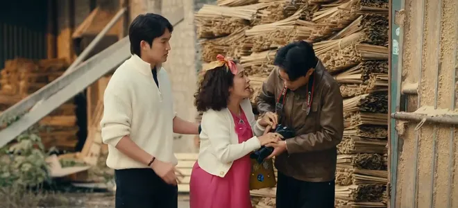 Ngược đường ngược nắng - Tập 1: Mai vừa về qu&ecirc; đ&atilde; gặp rắc rối với "oan gia" của gia đ&igrave;nh- Ảnh 15.