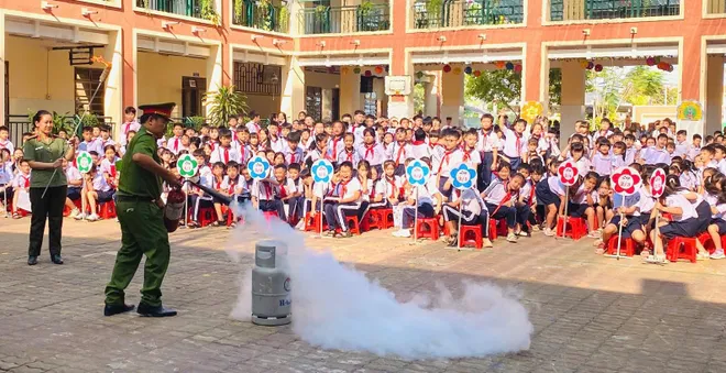 TP Hồ Chí Minh: Tập huấn thoát nạn và PCCC cho hàng loạt trường học, đơn vị - Ảnh 10.