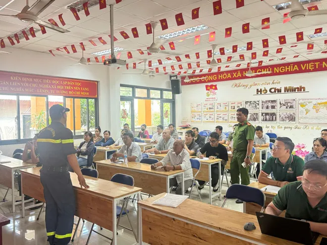 TP Hồ Chí Minh: Tập huấn thoát nạn và PCCC cho hàng loạt trường học, đơn vị - Ảnh 12.