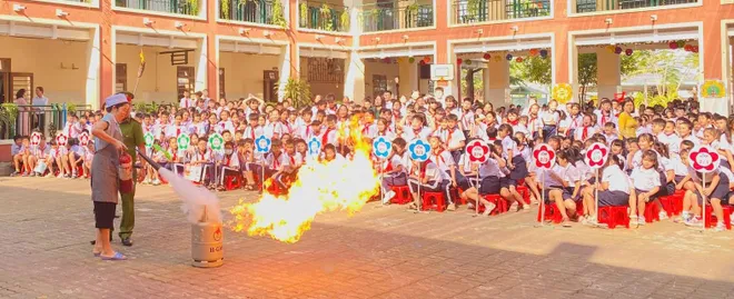 TP Hồ Chí Minh: Tập huấn thoát nạn và PCCC cho hàng loạt trường học, đơn vị - Ảnh 9.