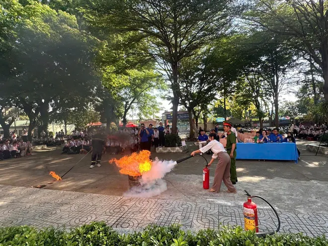 TP Hồ Chí Minh: Tập huấn thoát nạn và PCCC cho hàng loạt trường học, đơn vị - Ảnh 13.