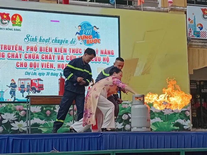 TP Hồ Chí Minh: Tập huấn thoát nạn và PCCC cho hàng loạt trường học, đơn vị - Ảnh 7.