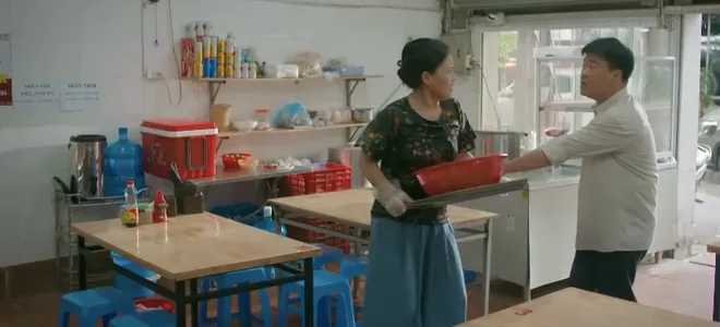 Đồng hồ đếm ngược - Tập 17: Bị r&ecirc;u rao chuyện đi t&igrave;m con ri&ecirc;ng, bố Th&agrave;nh về nh&agrave; đ&aacute;nh vợ- Ảnh 1.