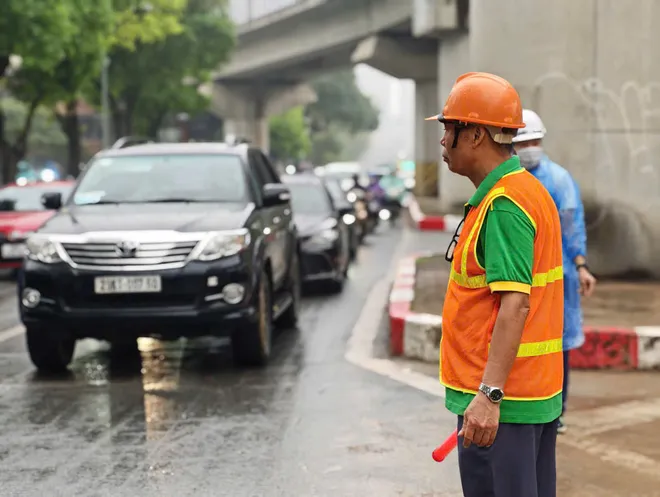 Hà Nội: Chủ động bảo đảm trật tự, an toàn giao thông tại các công trình chống ngập trên toàn thành phố - Ảnh 3.
